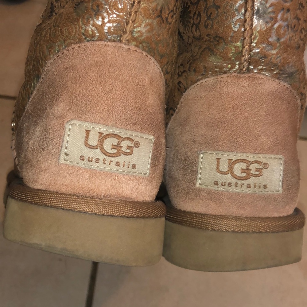 UGGS BEIGE LOGO size 7